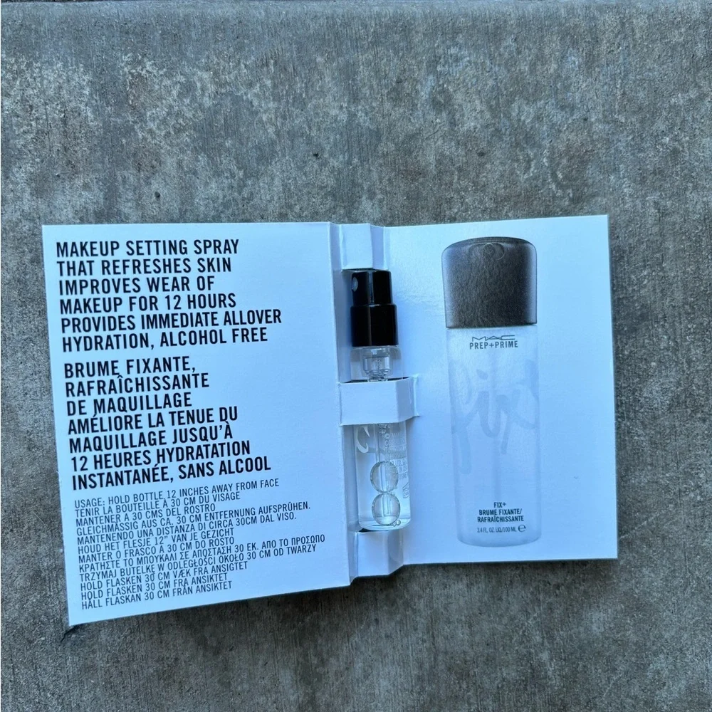 MAC Makeup Setting Spray with Hydration - Picture 1 of 2